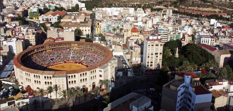 Alicante: Bullring and Bullfighting Museum Entry Ticket - Walking into the arena and looking up at the seats