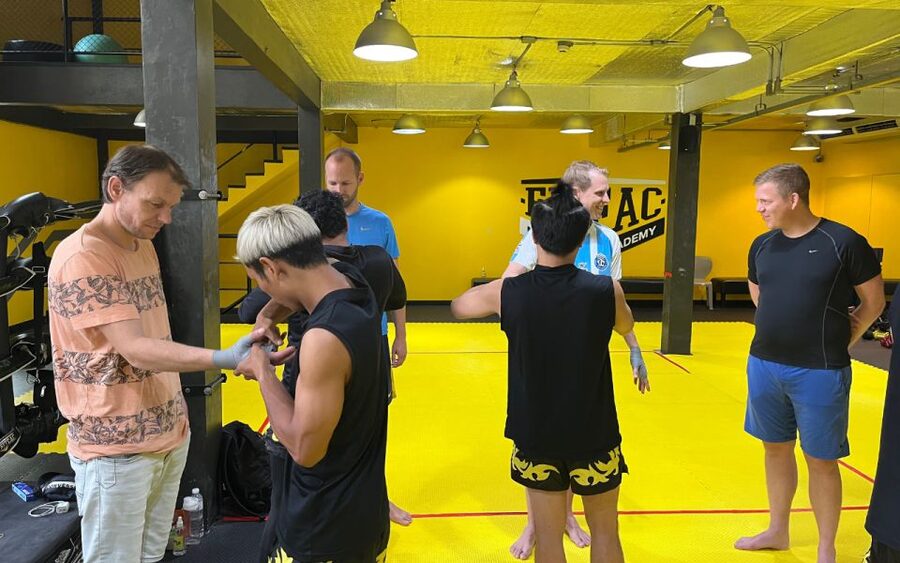 Bangkok: Learn 1-1 Muay Thai + Free Muaythai Shorts & Pickup - Pad work and combinations that make you sweat