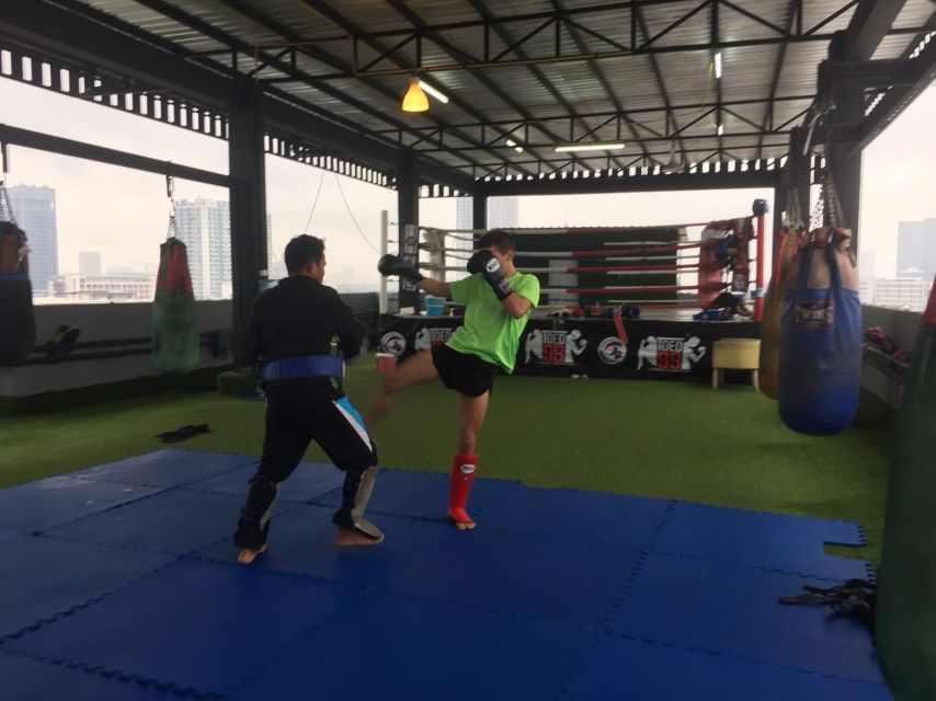 Bangkok: Muay Thai Boxing Class for Beginners - Heat, clothing, water, and the practical details