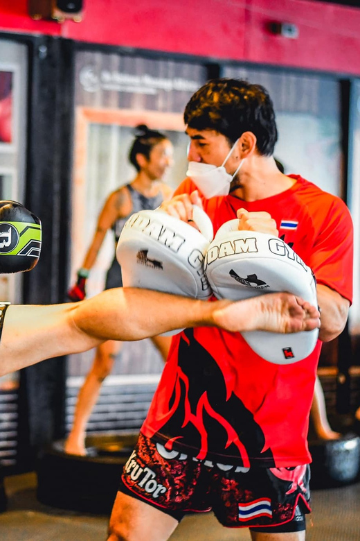 Bangkok: Muay Thai Training Class by Krudam Gym@Sukhumvit 36 - Pad work: the most useful part for many beginners