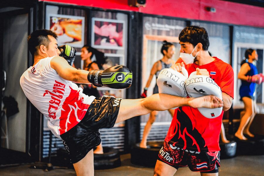 Bangkok: Muay Thai Training Class by Krudam Gym@Sukhumvit 36 - Warm-up and shadowboxing: learning the basic rhythm
