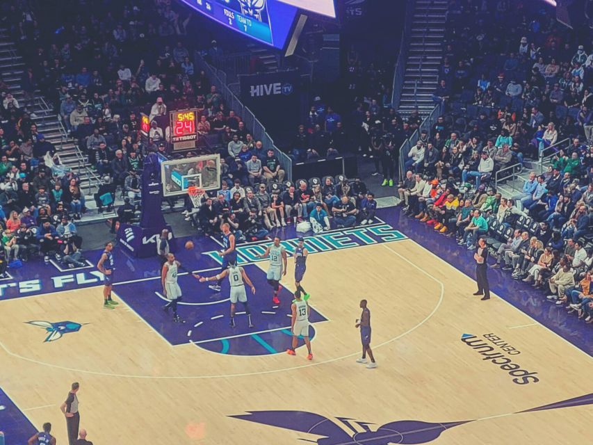 Charlotte: Charlotte Hornets Basketball Game Ticket - From the phone screen to the Spectrum Center gate
