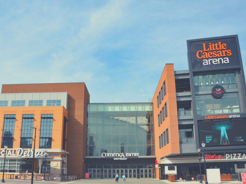 Detroit: Detroit Pistons Basketball Game Ticket - Food, drinks, and cashless spending inside