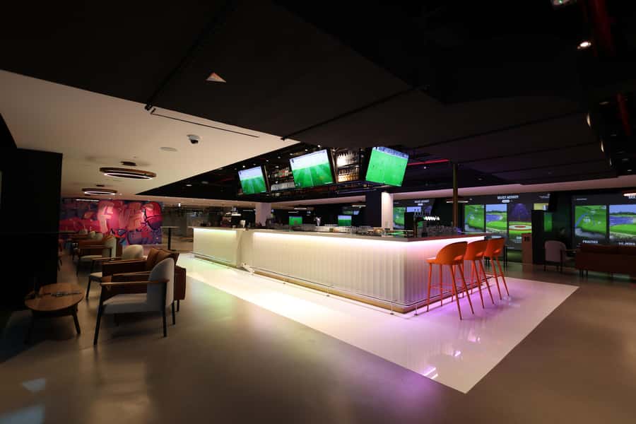 Dubai: Golf Simulator Play & Dine Experience - Choosing between a quiet Sunday and a lively Friday