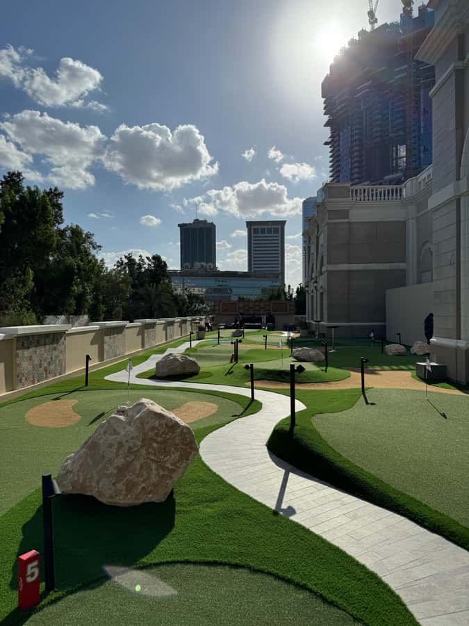 Dubai: Golf Simulator Play & Dine Experience - The main strengths and the one real caution