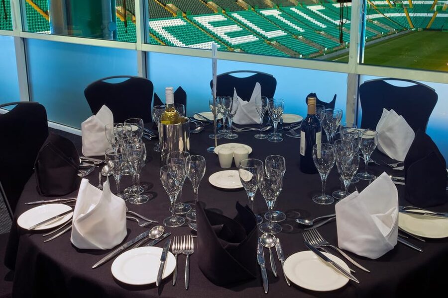Glasgow: Celtic Park Number 7 Restaurant - Choosing between the seasonal menu and Sunday carvery