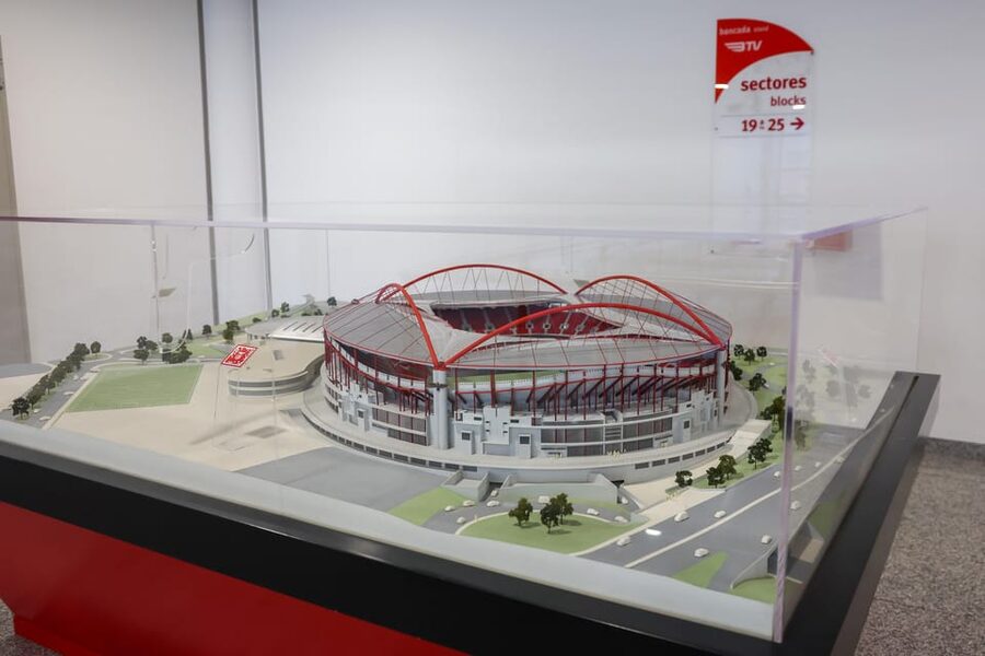 Lisbon: Benfica Luz Stadium Tour with Souvenir Scarf - How the self-guided version works