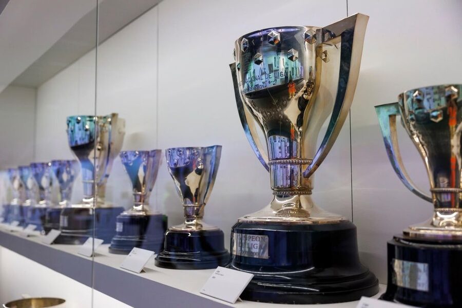 Madrid: Guided Tour of Bernabéu Stadium - Dressing rooms, benches, and the missing pitch walk