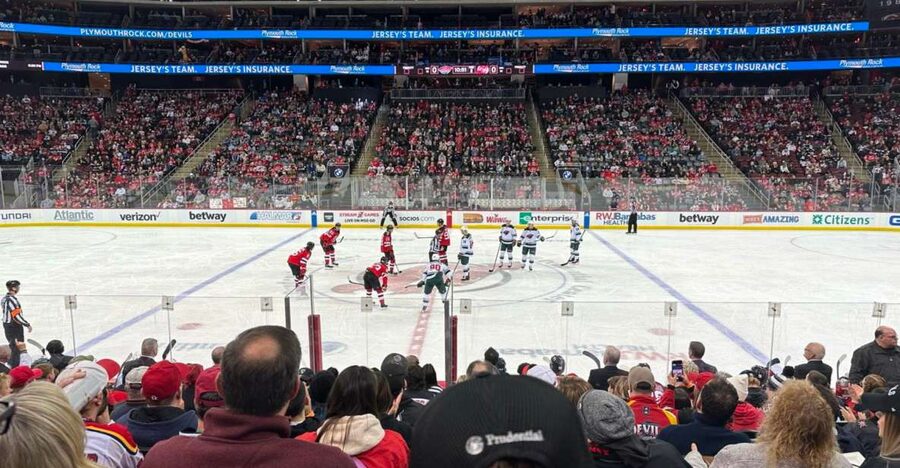 Newark: New Jersey Devils Ice Hockey Game Ticket - Entering Prudential Center with a mobile ticket