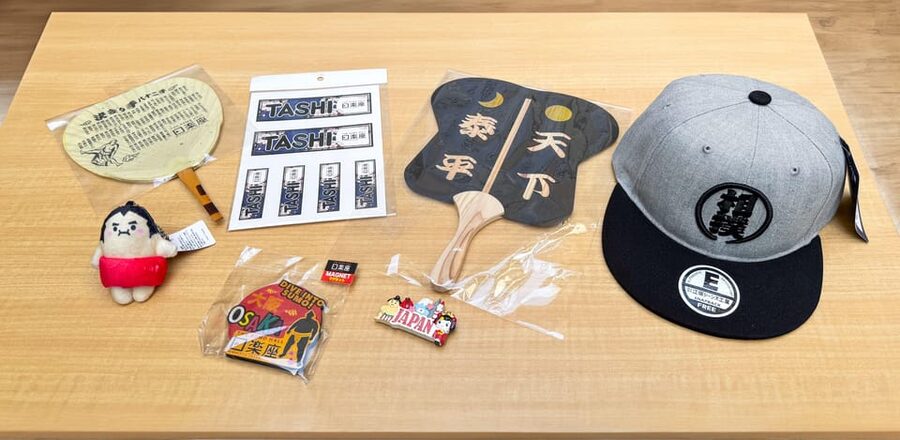 Osaka: Sumo Stage Show with Bento or Snack + Fight & Photo - The photo with the wrestlers