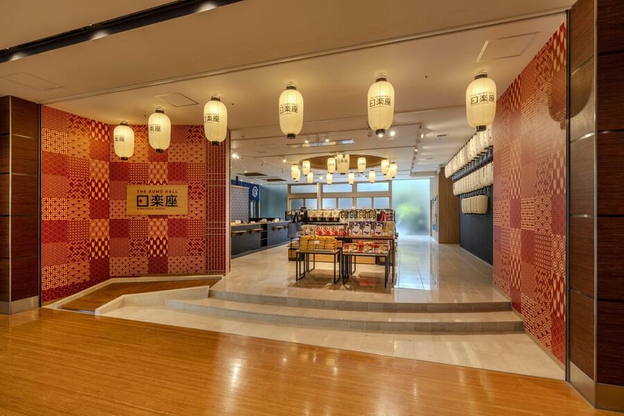 Osaka: Sumo Stage Show with Bento or Snack + Fight & Photo - Who should book this experience?