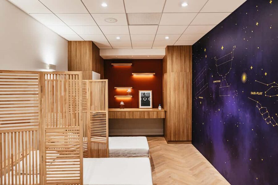 Paris: Roland-Garros Stadium Guided Backstage Tour - Walking the corridor to Philippe-Chatrier Court