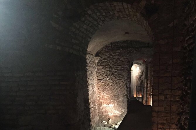 Piazza Navona Underground: Stadium of Domitian EXCLUSIVE TOUR - LIMITED ENTRANCE - The first section: ancient walls below street level