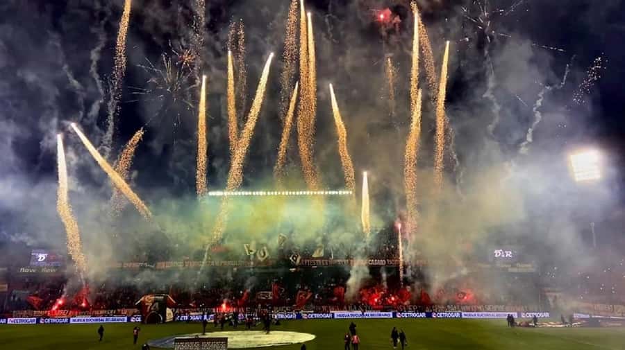 Rosario: Newell's Old Boys Football Match and Messi Tour - From neighborhood walk to Newell’s match day