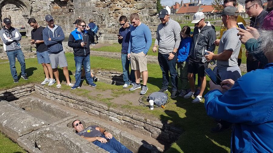 St Andrews: Town, Golf, and Old Course History Tour - Cathedral ruins and the golfers beneath your feet