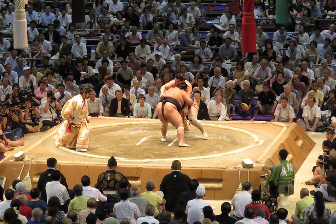 Sumo Tournament Experience in Nagoya - Seeing wrestlers arrive at the arena