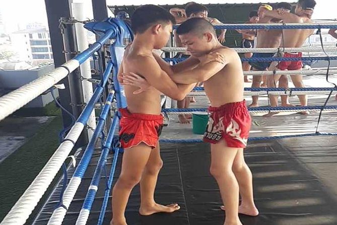 Thai Boxing Lesson, family and Kids Friendly - Watching the fighters before taking your turn