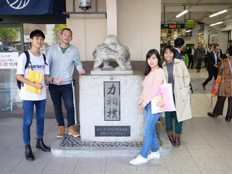 Tokyo: Sumo Morning Practice Tour in Ryogoku and Photo Shoot - What the guide adds to the practice