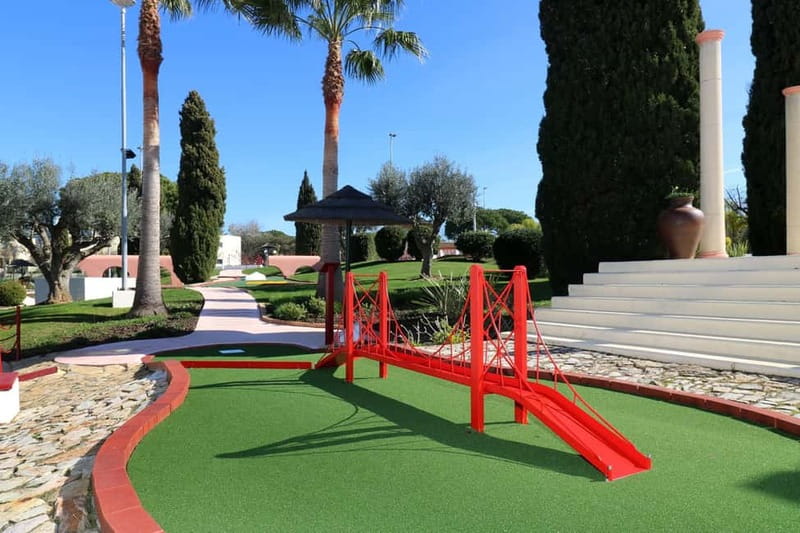 Vilamoura: Family Golf Park Game - Staying comfortable in Algarve heat