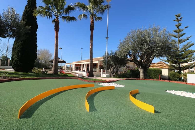 Vilamoura: Family Golf Park Game - Burgers, juices, and an easy finish