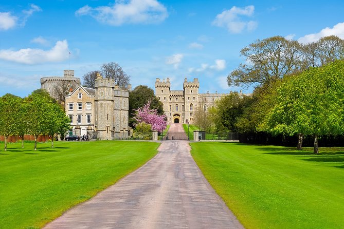 Windsor, Bath, Stonehenge and Salisbury Guided Tour on Boxing Day - Who should book this day trip?