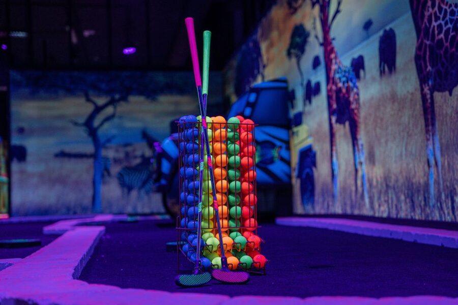 Woop! Glow golf: Ljubljana Btc City - Blacklight, not total darkness